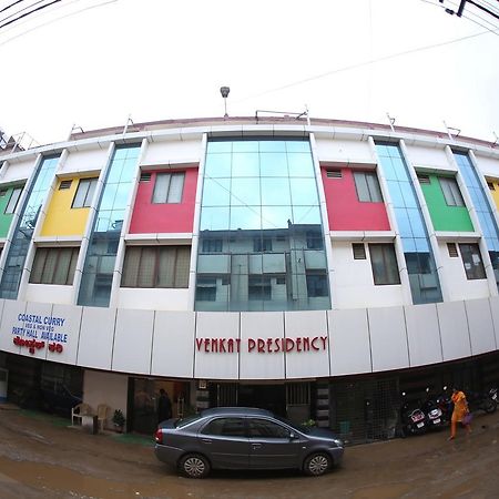 Hotel Venkat Presidency Bangalore Buitenkant foto