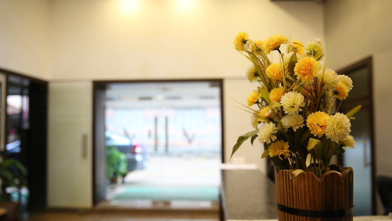 Hotel Venkat Presidency Bangalore Buitenkant foto